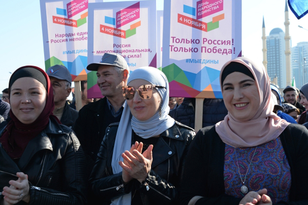 На улицы Грозного в День народного единства вышли десятки тысяч человек