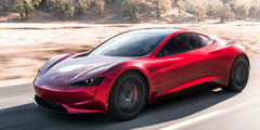 Илон Маск презентовал полноприводный спортивный автомобиль Tesla Roadster и электрический тягач Tesla Semi. Максимальная скорость спорткара – 400 км в час, на одной зарядке он может проехать до 1 тыс. км. Первые 1000 автомобилей будут стоить 250 тыс. долларов