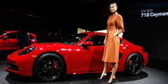 В Лос-Анджелесе открылся ежегодный автосалон, который считается одним из крупнейших мировых смотров новинок. Эксперты среди ожидаемых премьер назвали обновленную 6-ю Mazda. На фото: Мария Шарапова презентует Porsche 718 Cayman GTS