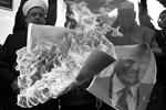 В Палестине протестующие жгут портреты Дональда Трампа и Биньямина Нетаньяху, американские флаги и автомобильные покрышки&#160;(фото: Khalil Hamra/AP/ТАСС)