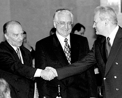 Президент БиГ Алия Изетбегович, президент Хорватии Франьо Туджман и президент Сербии Слободан Милошевич на подписании Дейтонских соглашений (фото: Yannis Behrakis/Reuters)