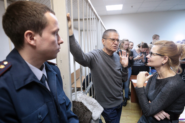Улюкаев пришел на оглашение приговора без вещей. Однако на вопрос журналистов, означает ли это, что он не ждет реального срока заключения, экс-министр ответил поговоркой: «От сумы и тюрьмы не зарекайся»