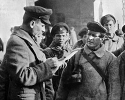 Чекисты Дзержинского получают очередное боевое задание. 1919 г. (фото: РИА Новости)