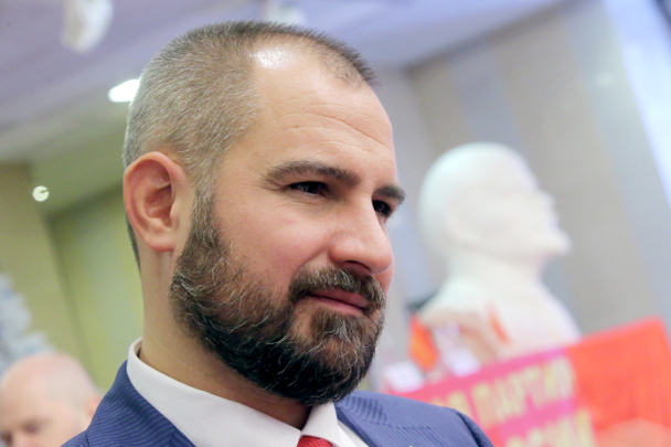 Кандидатом от партии «Коммунисты России» стал Максим Сурайкин, который может оттянуть электорат у ставленника КПРФ. В воскресенье он подал в Центризбирком документы
