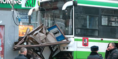 Рейсовый пассажирский автобус врезался в остановку возле станции метро «Сходненская» на северо-западе Москвы. В результате пострадали три человека. По предварительным данным, причиной инцидента стало то, что в автобус врезался легковой автомобиль, изменив траекторию его движения