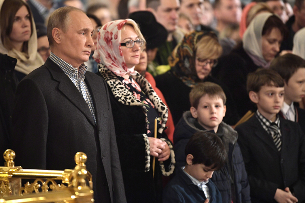 Президент Владимир Путин во время богослужения по случаю Рождества Христова в церкви Симеона и Анны в Петербурге