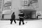 Часть детей успела убежать в расположенный поблизости торговый центр, первую помощь врачи начали оказывать им уже в магазине&#160;(фото: Sergey Fedoseev/59.ru/Global Look Press)