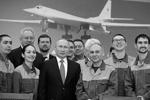 Президент, посетивший Казанский авиазавод, побеседовал с рабочими. Также в присутствии главы государства прошло подписание знакового контракта на поставку Ту-160 &#160;(фото: Михаил Метцель/ТАСС)