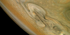 На фото – не просто красивая картинка одной из планет Солнечной системы. Американскому зонду Juno в декабре прошлого года удалось запечатлеть гигантскую бурю на северном полюсе Юпитера
