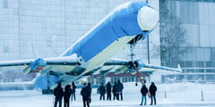 Многотонный Ту-204 стал еще одной жертвой стихии, разыгравшейся в Центральной России. Снежный буран сдвинул авиалайнер, стоявший у завода «Авиастар-СП» в Ульяновске, и посадил его на хвост