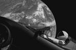 Ракета Falcon Heavy в ночь на среду совершила первый старт с космодрома на мысе Канаверал во Флориде. Она отправила в космос спортивный автомобиль Илона Маска Tesla Roadster, который начнет движение к Марсу по гелиоцентрической орбите. Однако при посадке центральный разгонный блок разбился&#160;(фото: SpaceX)