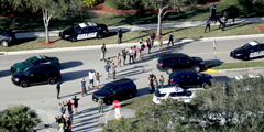 Во время стрельбы в средней школе Marjory Stoneman Douglas во Флориде погибли 17 человек. В стрельбе подозревают 19-летнего Николаса Круза. Это бывший ученик школы, которого исключили по «дисциплинарным причинам». Перед тем как начать стрельбу, он включил пожарную тревогу, создав хаос в здании