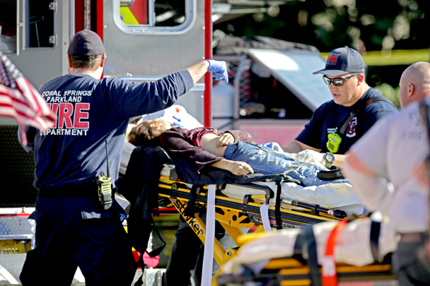В результате стрельбы в школе во Флориде погибли не менее 17 человек