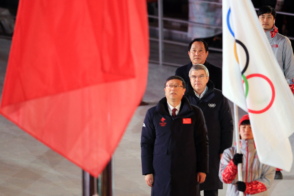 На церемонии рядом с президентом МОК Томасом Бахом присутствовал представитель столицы будущей Олимпиады, мэр Пекина Чэнь Цзинин