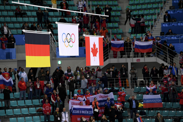 Олимпийский флаг – на первом месте. Но флаги на трибунах болельщиков ясно показывают, кому принадлежит победа в хоккейном состязании