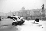 Трафальгарская площадь в Лондоне тоже побелела благодаря обильным снегопадам и морозам&#160;(фото: Peter Nicholls/Reuters)