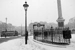 Еще один вид на заснеженную Трафальгарскую площадь в Лондоне. Многие компании объявили по случаю снегопада выходной день&#160;(фото: Peter Nicholls/Reuters)