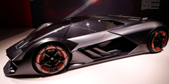 В Женеве стартовал международный автосалон, один из самых авторитетных среди европейских. Судя по представленным концептам и новинкам, европейцы в будущем будут ездить исключительно на дорогих электрокарах. На фото – концепт-кар Lamborghini Terzo Millennio 