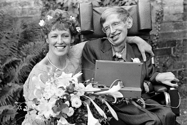Стивен Хокинг и его жена Элейн Мейсон позируют после свадьбы в церкви святого Варнавы 16 сентября 1995 года