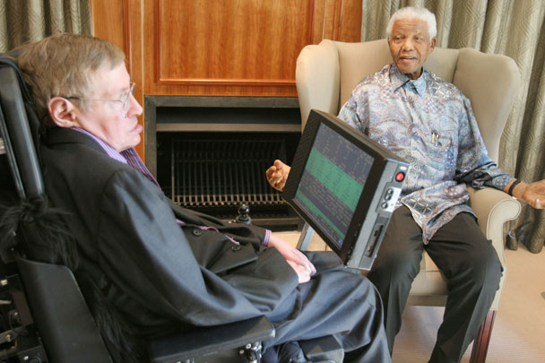 Бывший президент Южной Африки Нельсон Мандела с физиком-теоретиком Стивеном Хокингом в офисе Фонда Манделы в Йоханнесбурге 15 мая 2008 года