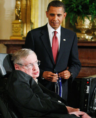 Президент США Барак Обама вручает медаль свободы Стивену Хокингу во время церемонии в Восточном зале Белого дома в Вашингтоне 12 августа 2009 года. Медаль является высшей гражданской наградой страны