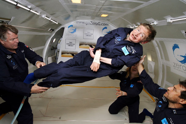 Знаменитый британский астрофизик, который более 40 лет прикован к инвалидному креслу из-за наследственного заболевания, 26 апреля 2007 года совершил свой первый полет в невесомости