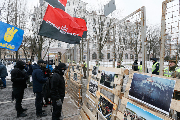 Украинские власти и правые радикалы сделали все возможное, чтобы не допустить голосования на Украине, перекрыв подходы к российской дипмиссии в Киеве