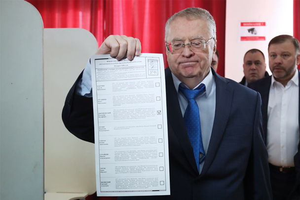 Лидер ЛДПР, кандидат от этой партии в президенты Владимир Жириновский проголосовал на избирательном участке № 2714 на юго-западе Москвы. Он не стал скрывать от прессы, за кого отдал свой голос
