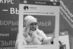 Участникам голосования предоставлялись разные возможности рассказать в соцсетях о своем поступке. Посетители одного из участков Магадана могли сделать памятную фотографию с хэштегом #выборы49&#160;(фото: Виктория Драчкова/ТАСС)