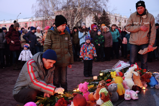 В Барнауле, от которого до Кемерово всего три сотни километров (что совсем немного по сибирским меркам), люди собрались на центральной площади Победы. Как и во многих других городах, к импровизированному мемориалу несут цветы и детские игрушки