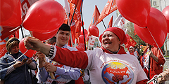 В первомайском шествии в Москве приняли участие 130 тыс. человек. Это были активисты профсоюзов, парламентских партий, студенты и ветераны. Они прошли по Красной площади с лозунгами «Нет повышению пенсионного возраста!», «В России заработал – в Россию вложи!»
