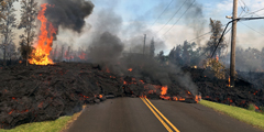 Проснувшийся на Гавайях вулкан Килауэа разрушил три десятка домов. Более 1,7 тыс. человек эвакуированы. Ранее геологическая служба США сообщила о землетрясении магнитудой 6,9, очаг залегал на глубине 5 км. На фото – потоки извергаемой вулканом лавы на улице поселка Леилани-Эстейтс