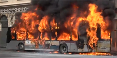 В центре Рима, на улице Виа дель Тритоне, сгорел рейсовый автобус. По предварительной версии, причиной происшествия могло быть короткое замыкание, из-за чего возник пожар. Пассажирам и водителю удалось покинуть автобус