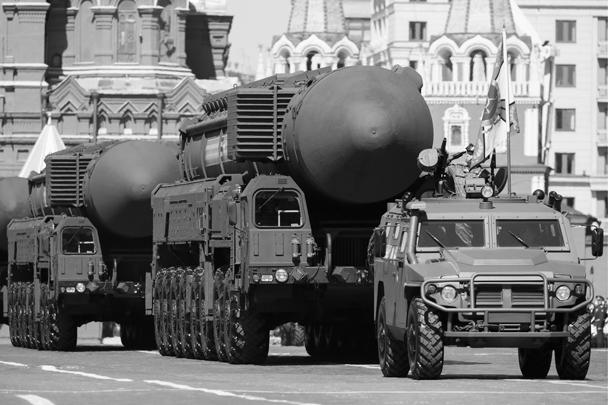Бронеавтомобиль «Тигр-М» и подвижный грунтовый ракетный комплекс (ПГРК) с межконтинентальной баллистической ракетой РС-24 «Ярс» 