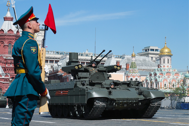 Впервые в параде принимают участие новейшие боевые машины поддержки танков «Терминатор»