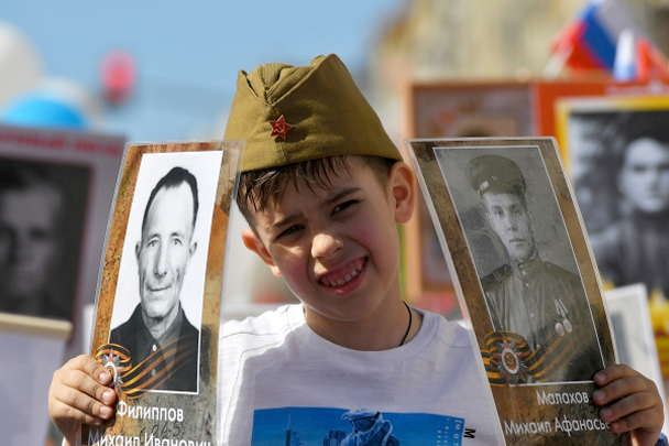 Юный участник акции «Бессмертный полк» в Москве


