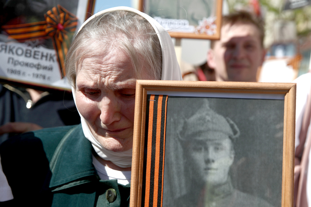 Участница акции памяти «Бессмертный полк» во время шествия в День Победы 