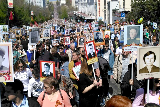 Шествие участников акции «Бессмертный полк» в Хабаровске