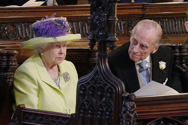 Если появление на свадьбе королевы Елизаветы II никем не ставилось под сомнение, то присутствие принца Филиппа оставалось под вопросом до последнего момента, так как недавно он перенес операцию на бедре
