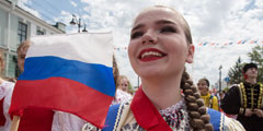 Страна отмечает День России. С течением времени праздник все меньше воспринимается как неоднозначный. Подтверждением тому служат массовые торжества, прошедшие в регионах. День России отмечали даже на Крымском мосту. В народных гуляниях поучаствовали и иностранные болельщики, приехавшие на чемпионат мира. На фото – участница парада национальностей в честь Дня России на улице Ленина, Омск
