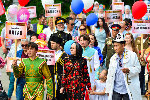 Абакан. Участники шествия «Парад дружбы народов России» в честь празднования Дня России