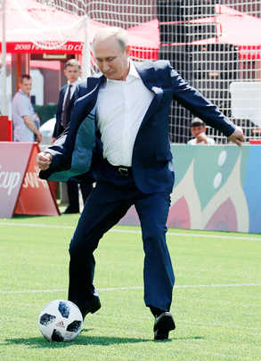 Путин забивает мяч в ворота футбольного тренажера