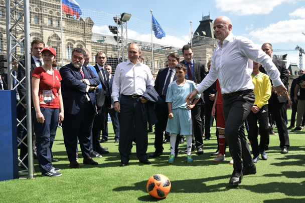 Глава ФИФА Джанни Инфантино играет в футбол на Красной площади