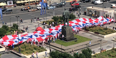 Фанаты сборной Хорватии нашли оригинальный способ поблагодарить страну – хозяйку чемпионата мира по футболу. Они развернули на Триумфальной площади в Москве огромный флаг с надписью «Спасибо, Россия!»