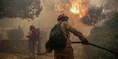 Лесные пожары в Греции унесли жизни 74 человек. Еще более 700 человек были эвакуированы с пляжей, где они пытались спастись от огня и едкого дыма. В связи с этим премьер-министр Греции Алексис Ципрас объявил в стране трехдневный траур по жертвам пожаров