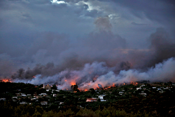 Летние лесные пожары достаточно часто случаются в Греции, а в прошлом году в ряде регионов балканской страны из-за пожаров был введен режим чрезвычайной ситуации 