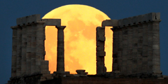 На фоне древнегреческого храма Посейдона – редкий кадр, так называемая красная луна. По всей Европе и на всей территории России наблюдается самое продолжительное полное затмение Луны в XXI веке