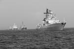 Большой противолодочный корабль проекта 1155 «Североморск» (справа) перед началом Главного военно-морского парада в честь Дня ВМФ России в акватории Кронштадта&#160;(фото: kremlin.ru)