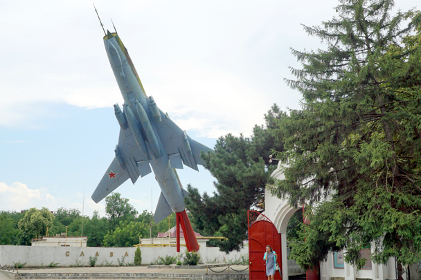 Главный вход в Краснодарское высшее военное авиационное училище летчиков