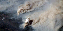 Пожарная служба Калифорнии назвала лесные пожары на севере штата крупнейшими в истории. Пламя охватило около 115 000 гектаров и все еще продолжает расти. В борьбе со стихией задействованы тысячи пожарных